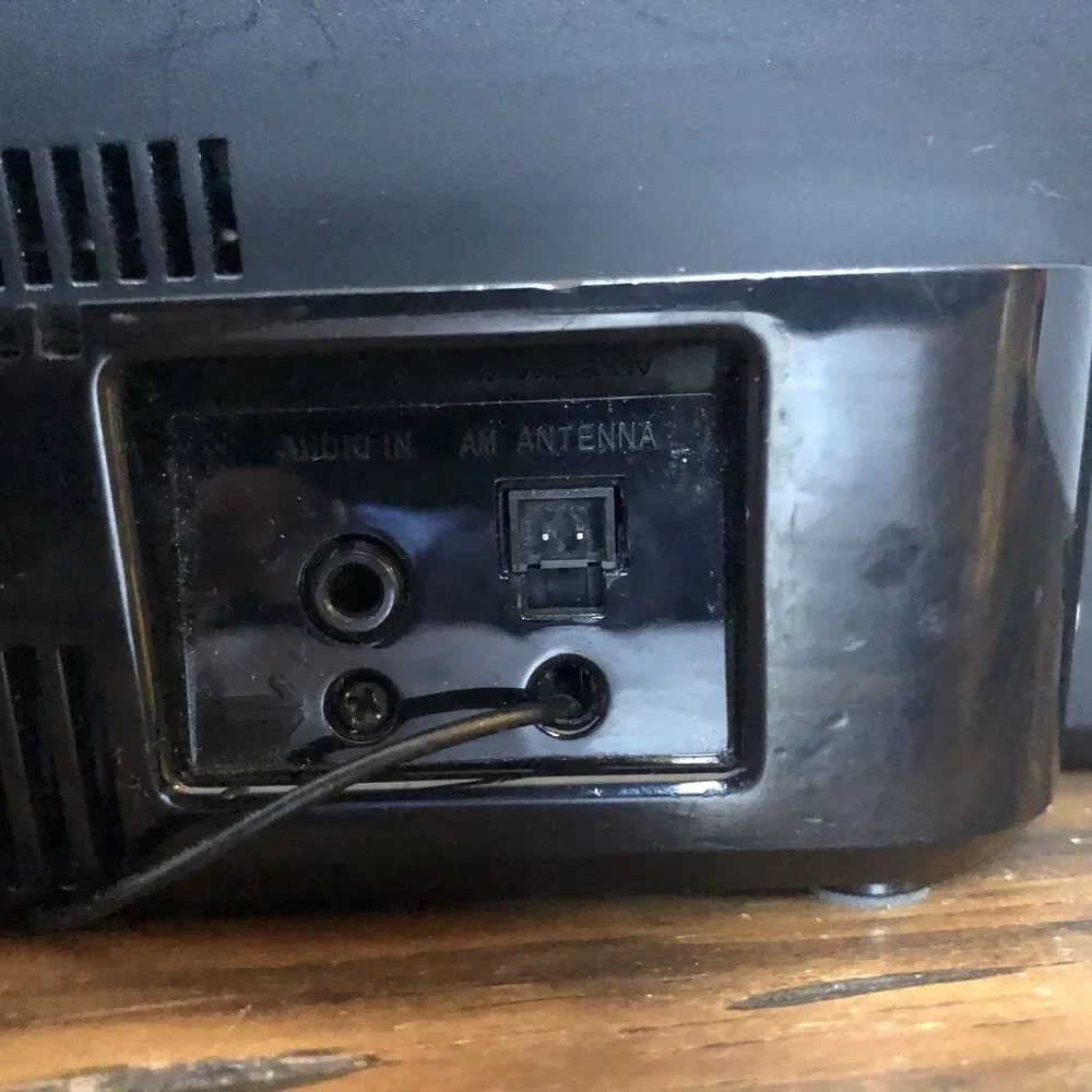 Sony Dream Machine AM/FM Clock Radio w/ 13 Pin iPod/iPhone Dock Model ICF-CS10iP